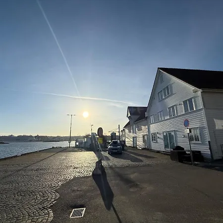 Modern Waterfront 4br With Dock & Free Parking