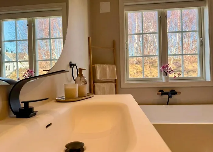 Modern Waterfront 4br With Dock & Free Parking